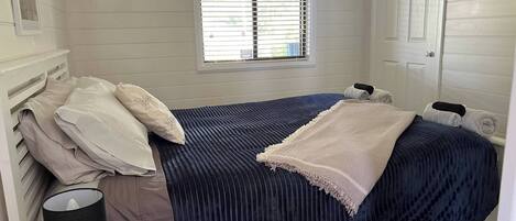 3 bedrooms, iron/ironing board, internet, bed sheets