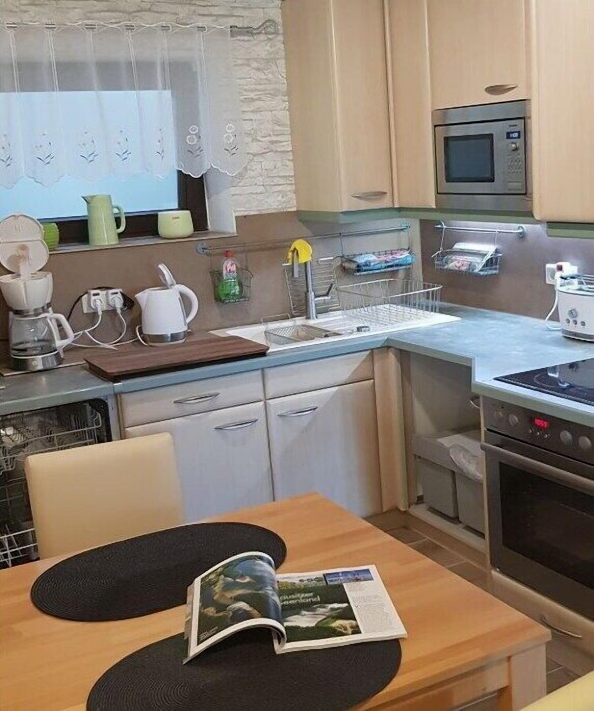 Coffee/tea maker, fridge, oven, stovetop