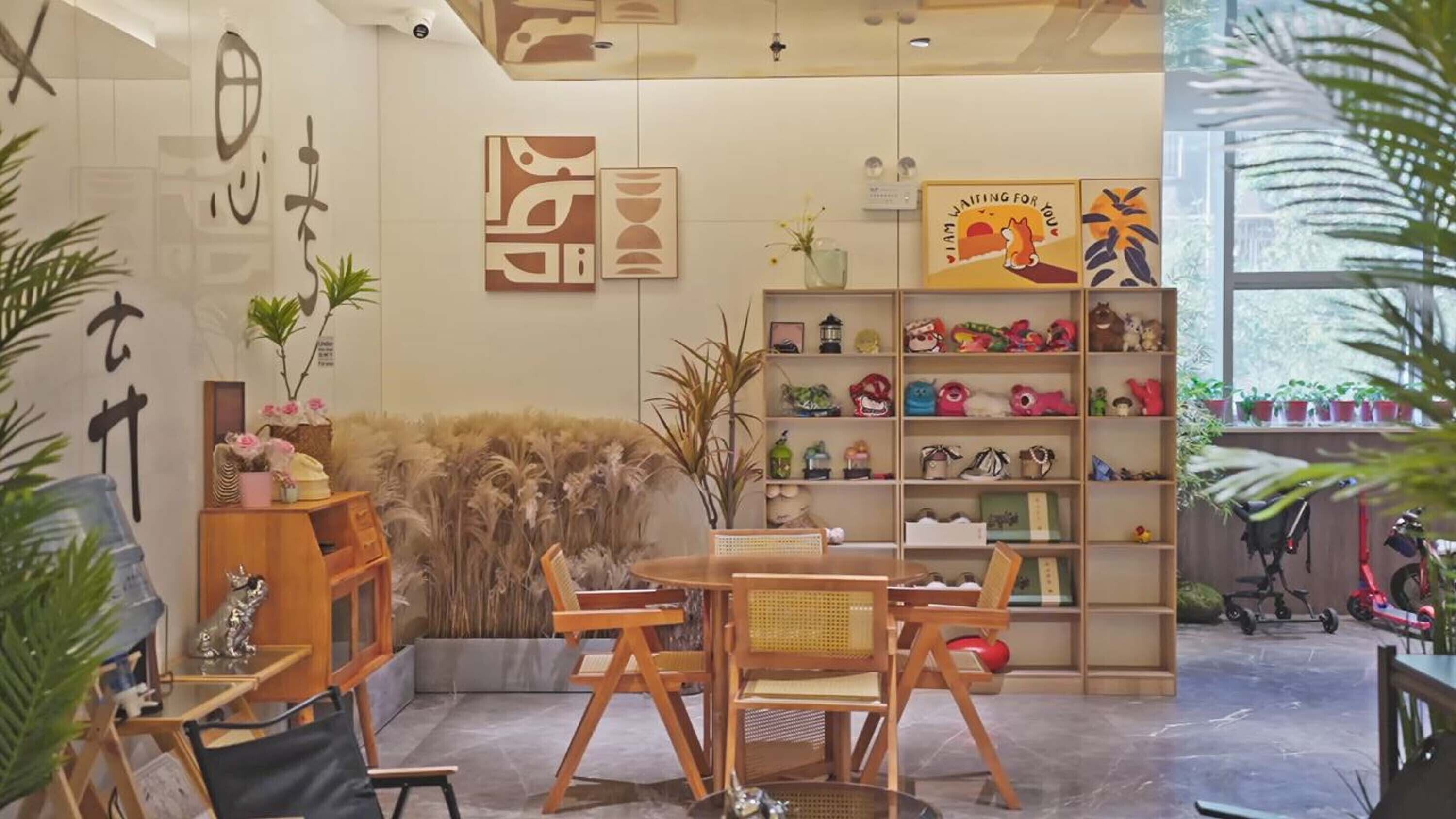 Una habitación acogedora con una mesa de comedor de madera, sillas, una estantería con juguetes y un ventanal grande.