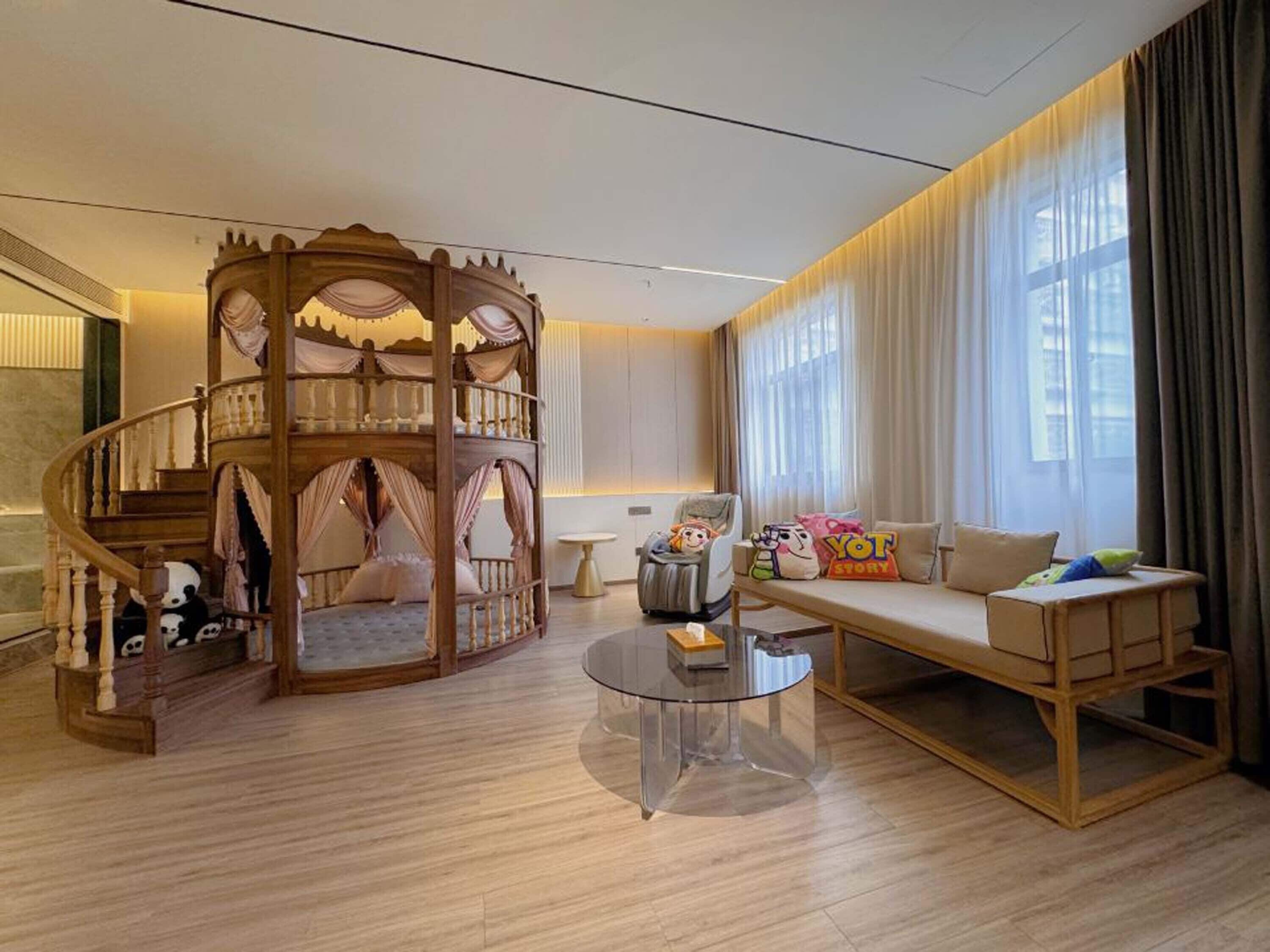 Luxe suite, uitzicht op de stad | Een bureau, een laptopwerkplek, verduisterende gordijnen, gratis wifi