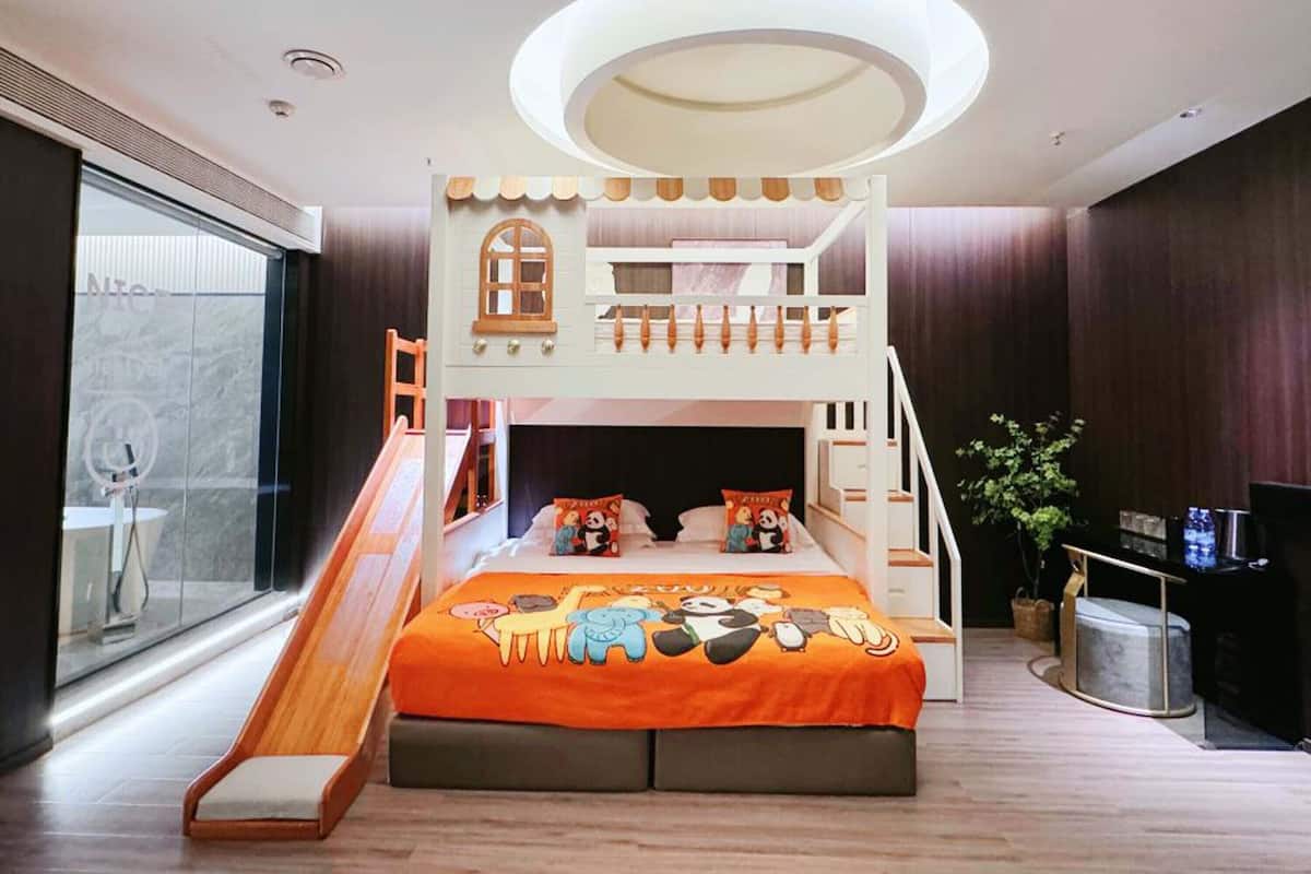 Deluxe Suite, City View | Desk, laptop workspace, blackout drapes, WiFi (free)