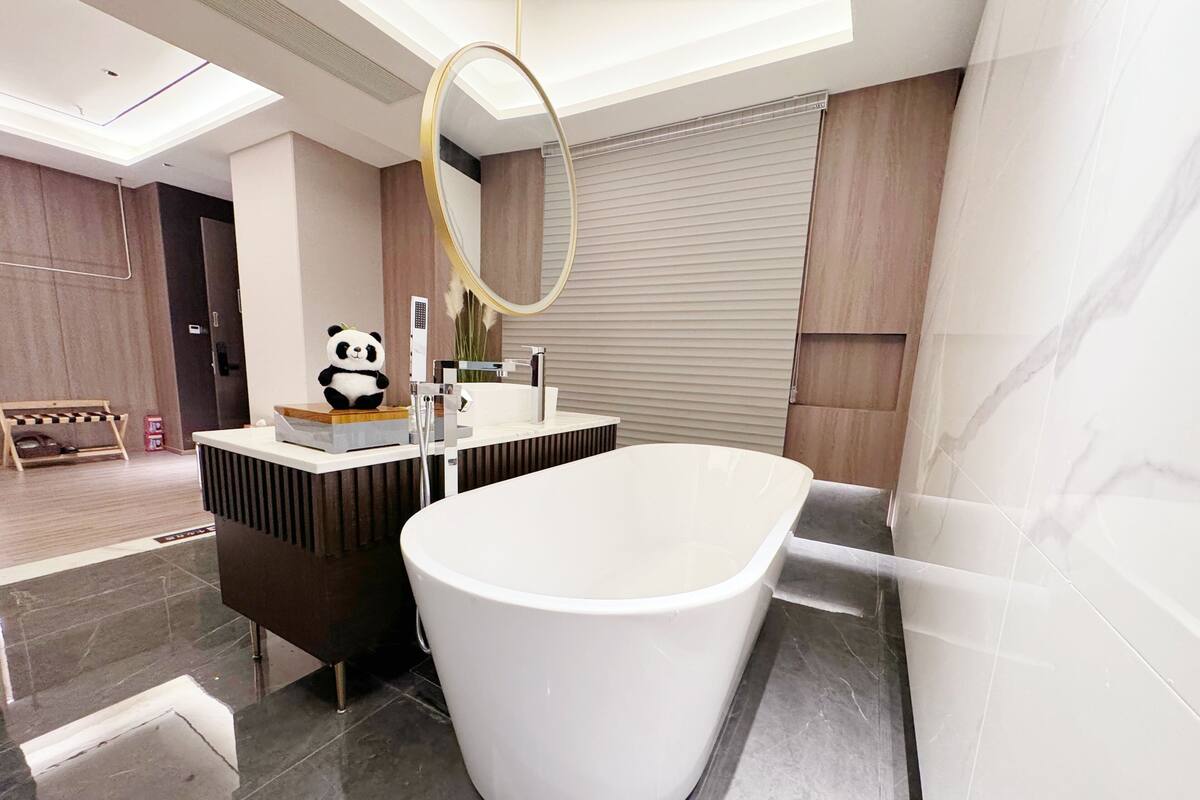 Phòng Suite trung tâm thành phố, quang cảnh thành phố | Phòng tắm | Đồ dùng nhà tắm miễn phí, máy sấy tóc, dép đi trong nhà