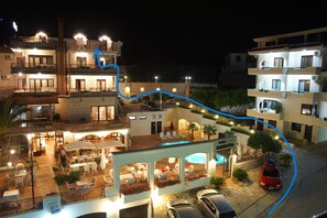 A hotel with multiple floors, outdoor seating, and a swimming pool. - H Kleopatra (Ulcinj)