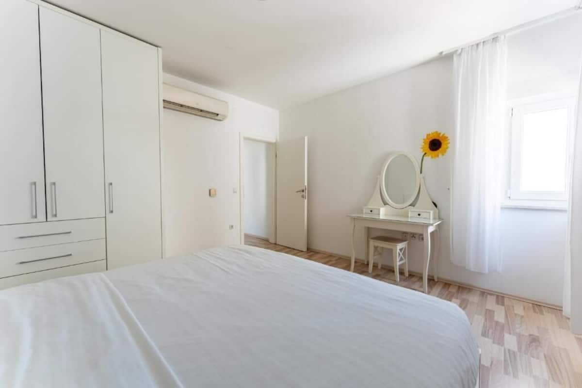 Apartment, 3 Bedrooms, Balcony, Sea View | Peti besi dalam bilik, Wi-fi percuma 