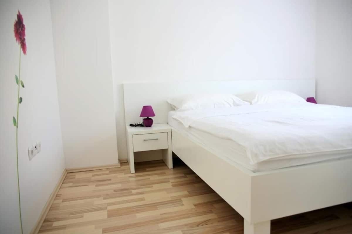 Apartment, 1 Bedroom, Non Smoking, Balcony | Peti besi dalam bilik, Wi-fi percuma 