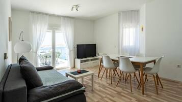 Apartment, 3 Bedrooms, Balcony, Sea View | Living area