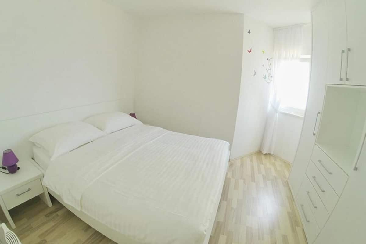 Standard Apartment, 2 Bedrooms, Balcony, Sea View | Peti besi dalam bilik, Wi-fi percuma 