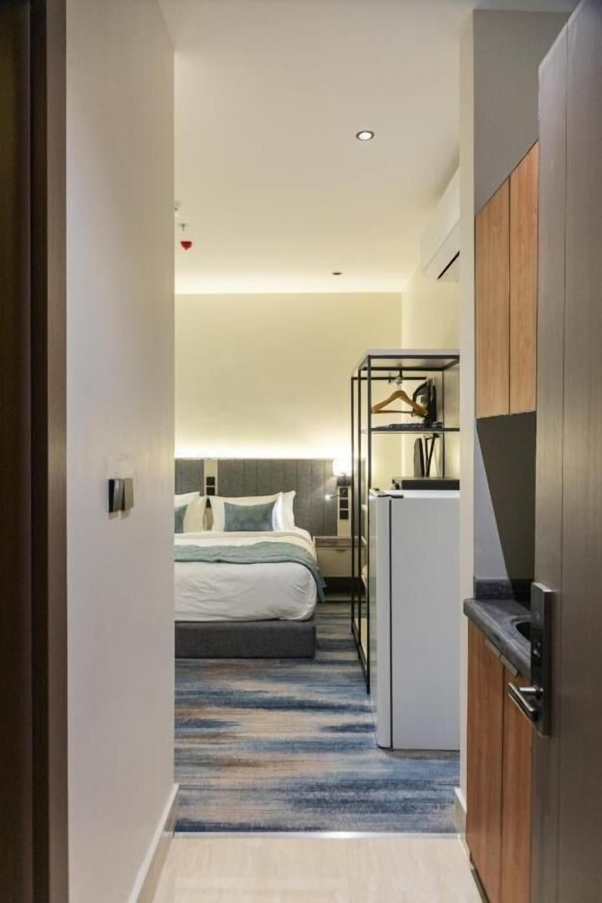 Standard Double Room | In-room safe, desk, laptop workspace, blackout curtains