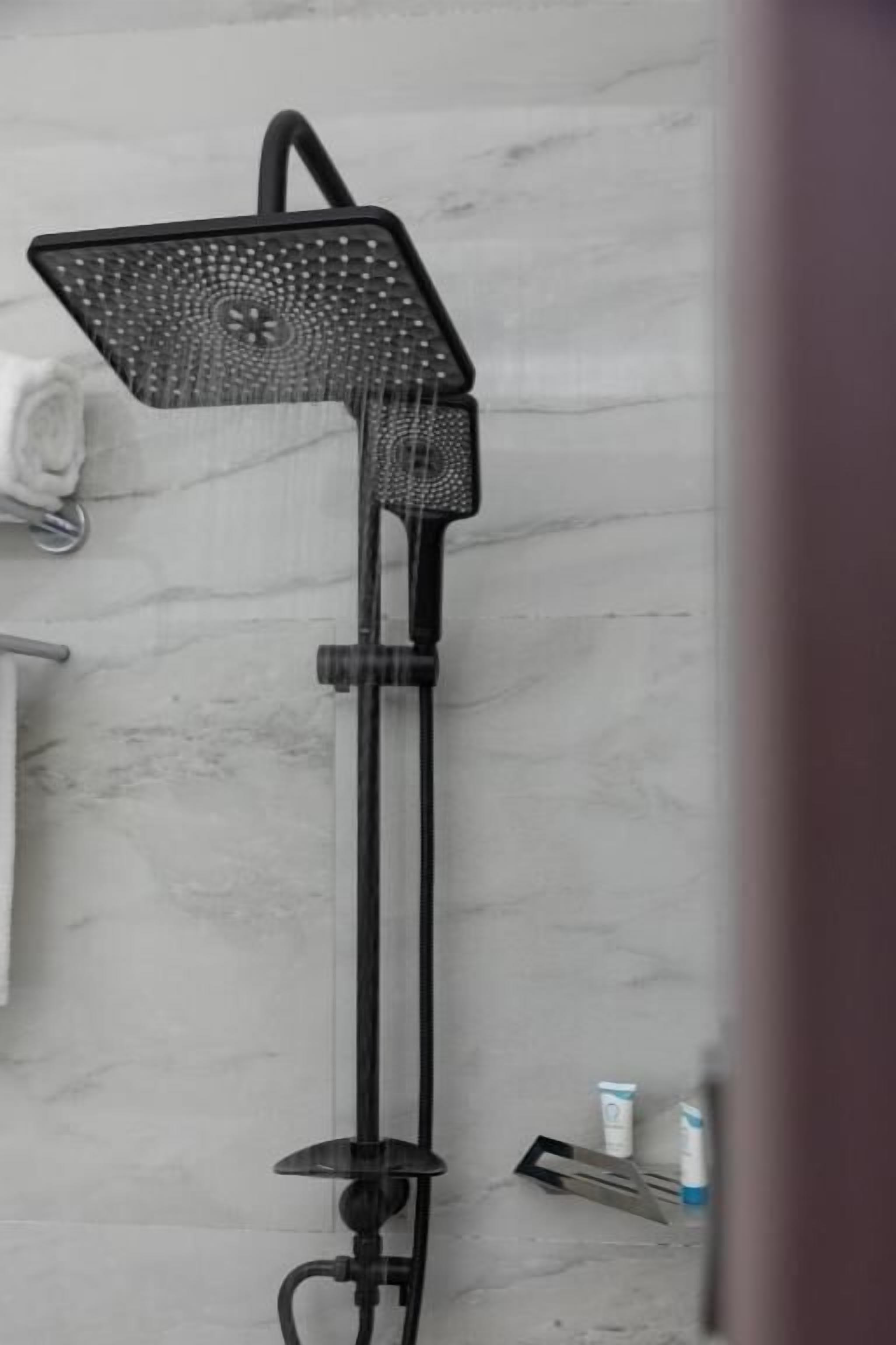 Een badkamer met douchekop, handdoek en zeepdispenser.