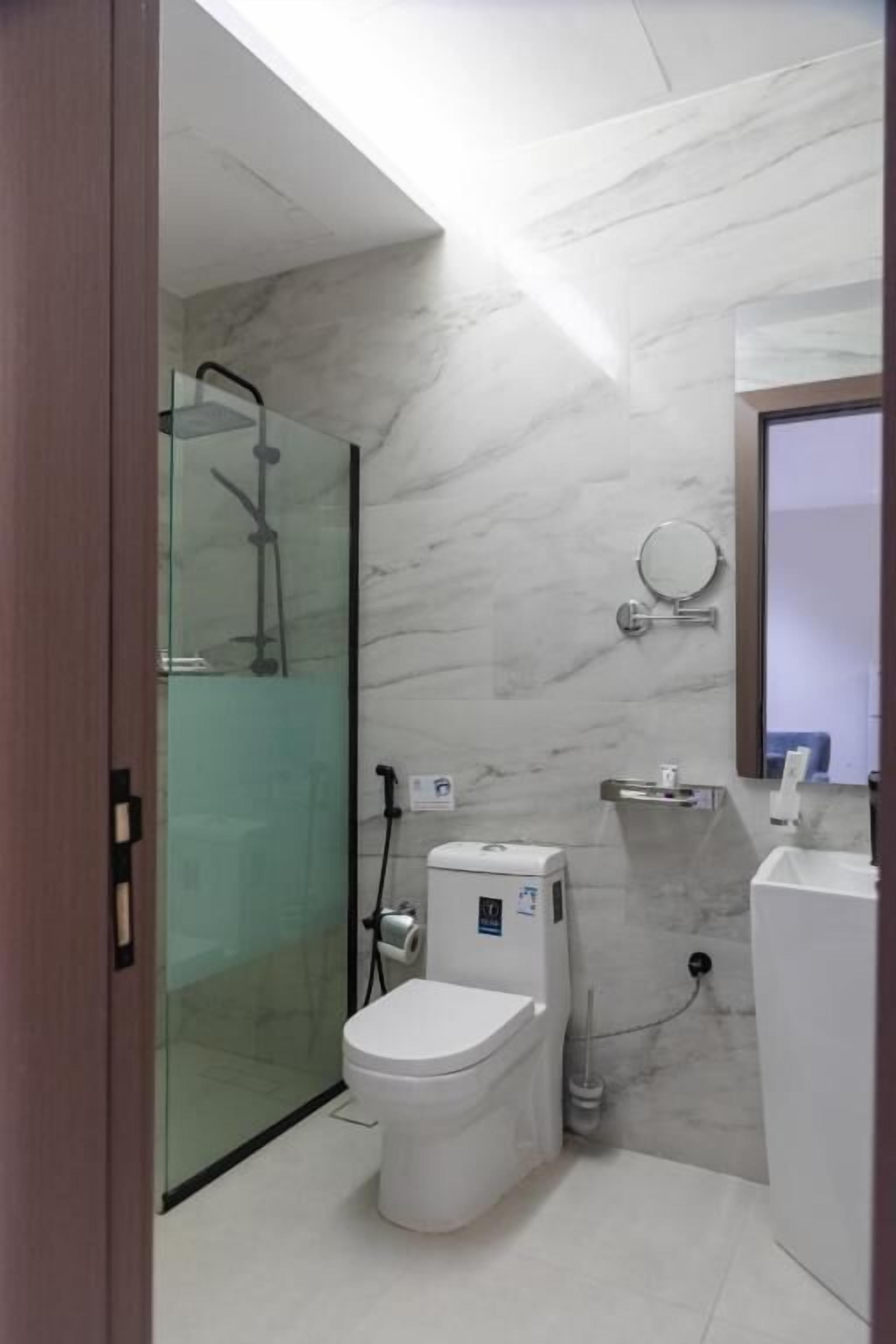 Separate bathtub and shower, free toiletries, hair dryer, slippers