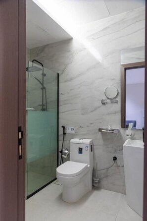 Separate bathtub and shower, free toiletries, hair dryer, slippers - HOLIDAY AL KHALEEJ HOTEL AL FALAH (AL RIYADH)