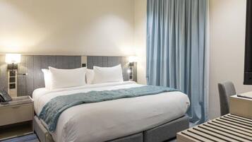 Standard Single Room | In-room safe, desk, laptop workspace, blackout curtains