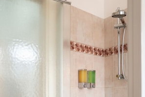 Douche, sèche-cheveux, bidet, serviettes fournies