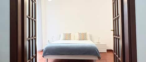 2 bedrooms, iron/ironing board, travel cot, free WiFi