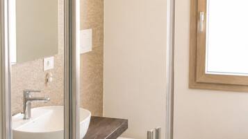 Doppia Luxury, balcone, vista mare | Bagno | Doccia, asciugacapelli, asciugamani, sapone
