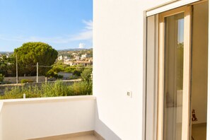 Habitación de lujo doble, balcón, vistas al mar | Jardines del alojamiento