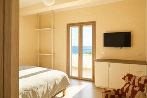 Luxury Tek Büyük Yataklı Oda, Balkon, Deniz Manzaralı | Minibar, ücretsiz kablosuz İnternet 