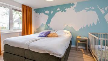Travel cot, free WiFi