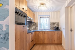 Coffee/tea maker, fridge, microwave, stovetop - Accessible Family Villa in Hoogerheide (Hoogerheide)