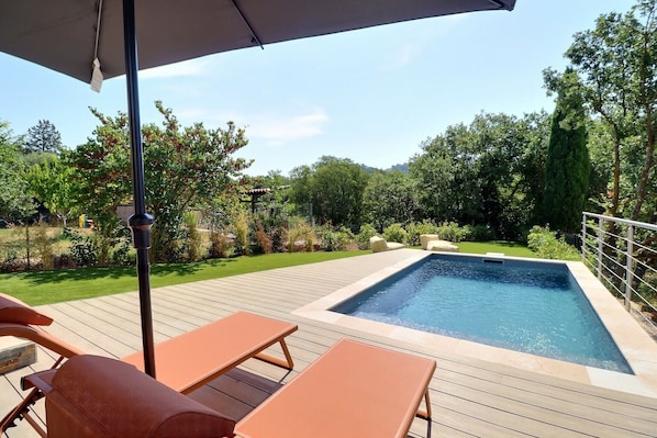 Villa Confort, vista a la montaña | Alberca | Alberca al aire libre, sombrillas en la alberca y camastros