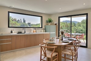 Villa Confort, vista a la montaña | Cocina privada | Cafetera de espresso y tetera eléctrica