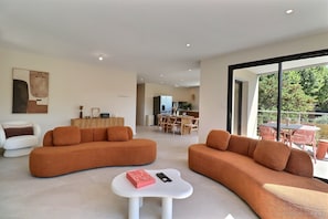Villa Confort, vista a la montaña | Área de sala de estar | Smart TV de 160 cm con canales por cable