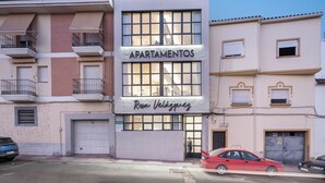 Um edifício com uma placa que diz 'APARTAMENTOS Rosa Velázquez', indicando ser um prédio de apartamentos.