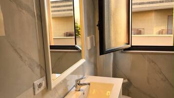 Doccia, asciugacapelli, bidet, asciugamani