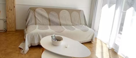 Ett modernt vardagsrum med en soffa, ett soffbord och ett träskåp.