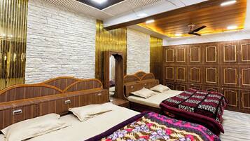 Deluxe Quadruple Room | Hypo-allergenic bedding, soundproofing, free WiFi