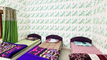 Dormitorio compartido clásico | Ropa de cama hipoalergénica, insonorización y wifi gratis