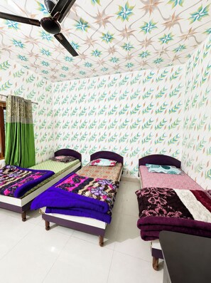 Classic Shared Dormitory | Hypo-allergenic bedding, soundproofing, free WiFi - Hotel Maheshwari Palace & Banquet (Tehri)