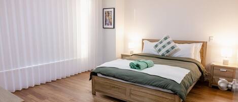 4 bedrooms, desk, iron/ironing board, free WiFi