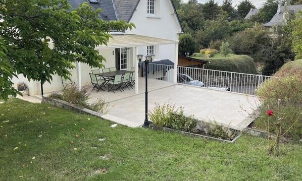 A house with a patio, a table and chairs, and a white fence. - The Gîte des Pélus, perfect for a getaway in the countryside, less than 10 minutes from Tours. (Rochecorbon)