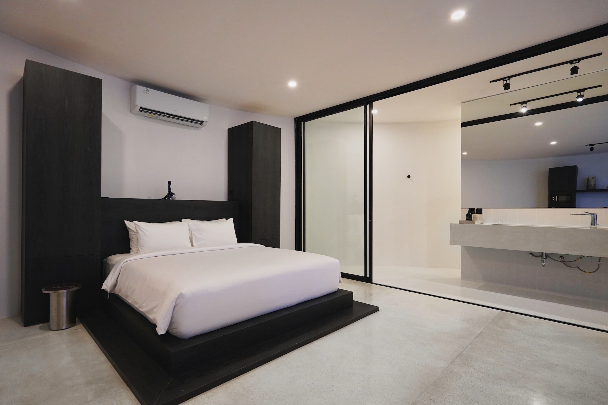 Deluxe Studio Suite, Partial Ocean View | In-room safe, desk, iron/ironing board (on request), free WiFi