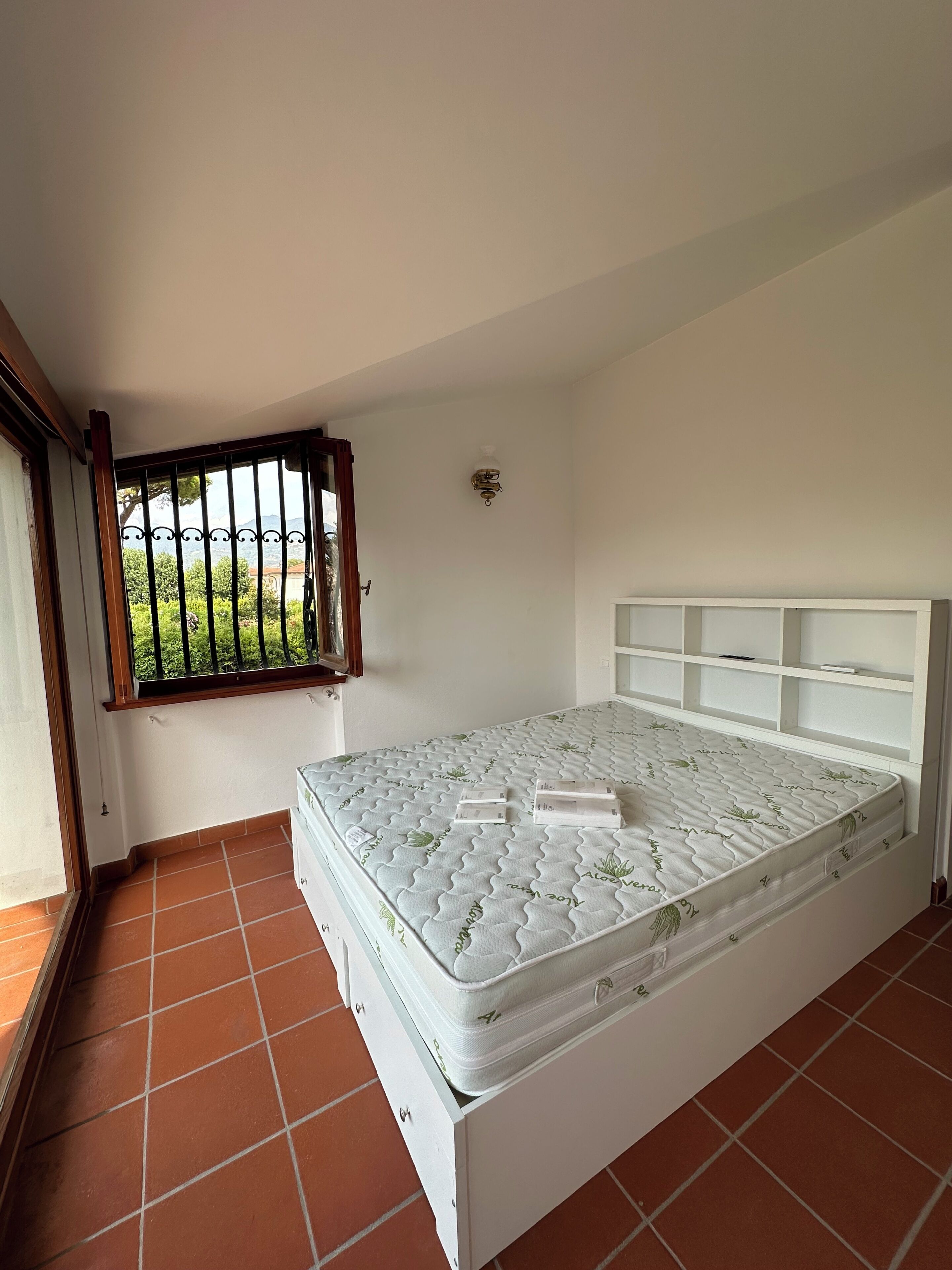 4 bedrooms, iron/ironing board, internet, bed sheets