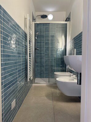 Shower, hair dryer, bidet, towels - Vrbo Property (Forte dei Marmi)