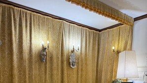 A room with a yellow sofa, a wooden desk, and a patterned curtain. - ALLOGGI ALLA SCALA (Venice)