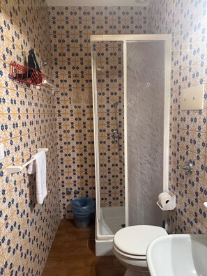 Comfort Quadruple Room, City View | Bathroom - ALLOGGI ALLA SCALA (Venezia)