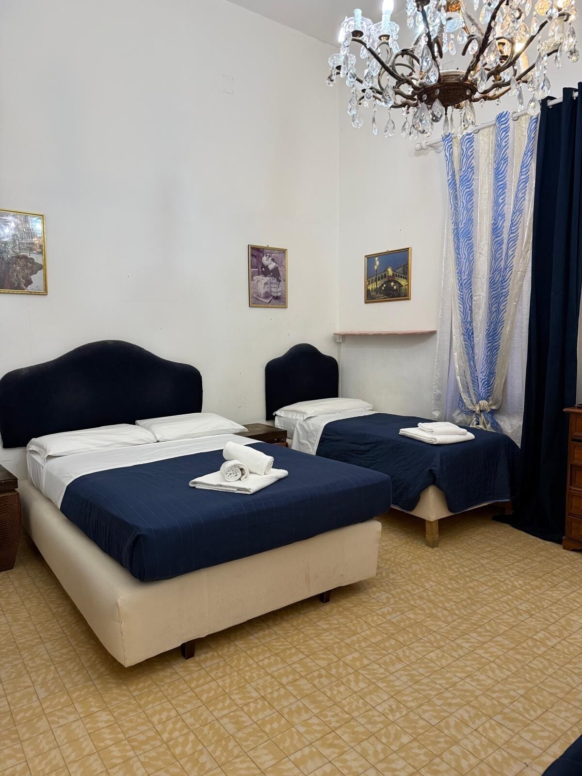 Habitación cuádruple Confort, vistas a la ciudad | Escritorio y wifi gratis