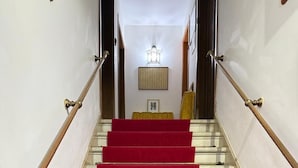 A staircase with red carpeted steps leading up to a landing. - ALLOGGI ALLA SCALA (Venice)