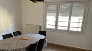 Dining - Downtown Apartment (Gien)