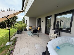 Terrace/patio - Cozy vacation rental right on the edge of the forest in Lippe, with a hot tub (Dörentrup)