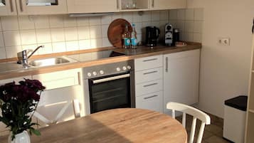 Wasserkocher mit Kaffee-/Teezubehör, Kühlschrank, Ofen, Herdplatte