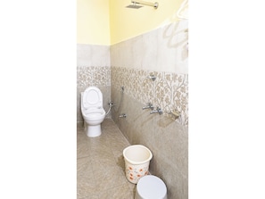 Shower, rainfall showerhead, slippers, towels - Hotel The Himalayan View In Ukhimath (Ukhimath)
