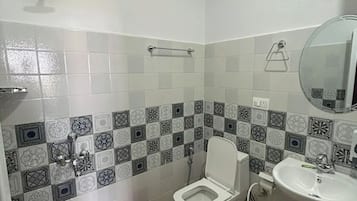 Kamar Double | Kamar mandi | Shower, sandal, sabun, dan sampo