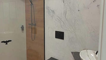 Chuveiro, secador de cabelo, toalhas de banho, sabonete