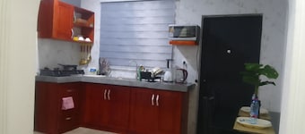 Cozy chamber & hall apartment in Sunyani with AC, free WiFi & furnished kitchen