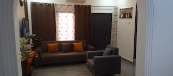Cozy chamber & hall apartment in Sunyani with AC, free WiFi & furnished kitchen