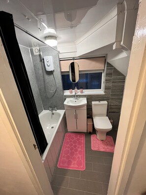 Secador de cabelo, toalhas de banho, sabonete, papel higiênico